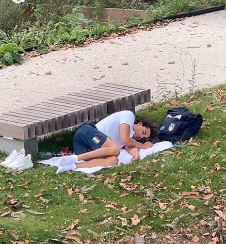 Thomas Ceccon, medallista olímpico, durmió en un parque tras quejarse de la Villa Olímpica