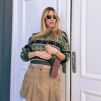 Ideal para las vacaciones: Nicole Neumann combinó el tapado más abrigado de este inverno con un look elegante
