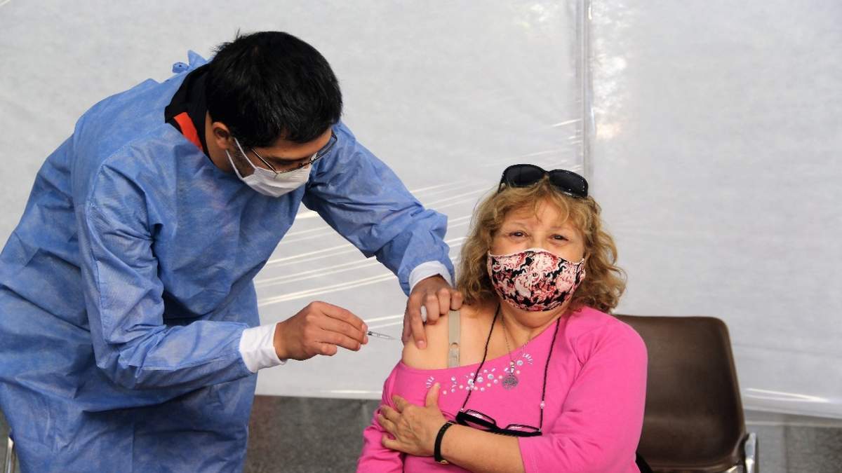 Plan de vacunación contra el coronavirus continúa en marcha en Neuquén. Fuente: (Twitter)