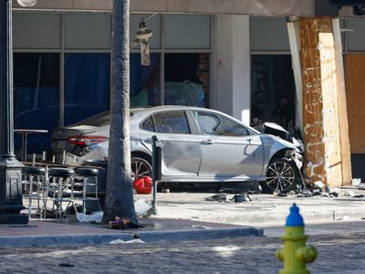 Conductor que huía de la policía choca contra bar en Florida: cuatro muertos y 11 heridos