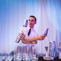 Bartenders y sommeliers entrenan en cuarentena: el show debe continuar
