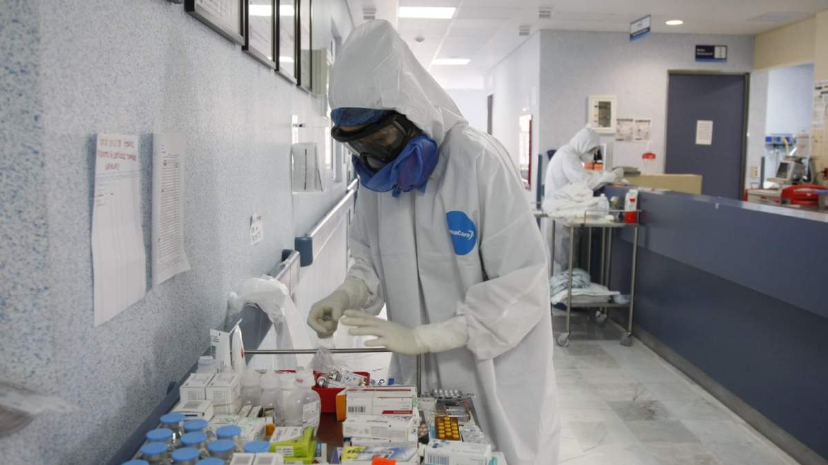 Médicos y enfermeras atienden a pacientes en León