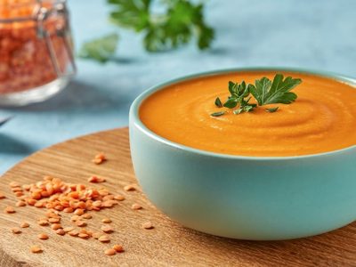 Sopa naranja que no lleva calabaza: te sorprenderá esta receta que es perfecta para comer bien calentita en casa