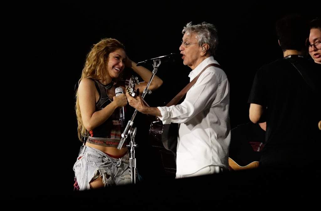 La cantante colombiana Shakira y el cantante brasileño Caetano Veloso participan en un ensayo un día antes del concierto gratuito de Shakira, en la playa de Copacabana, en Río de Janeiro, el viernes 1 de mayo de 2026.