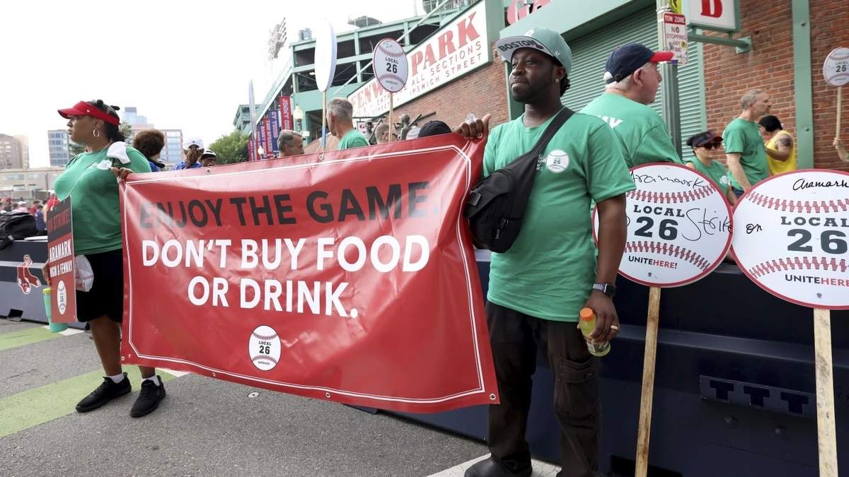 Vendedores de cerveza y alimentos en huelga en Fenway Park durante serie de los Dodgers vs. Red Sox