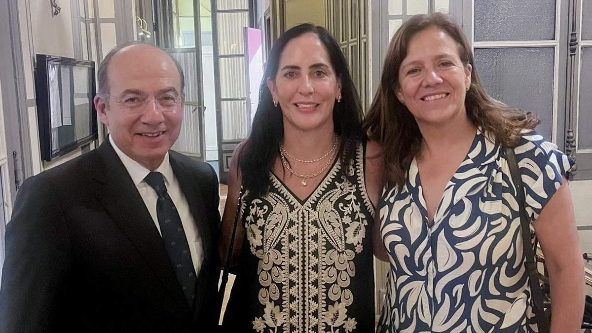 La alcaldesa, flanqueada por Felipe Calderón y Margarita Zavala