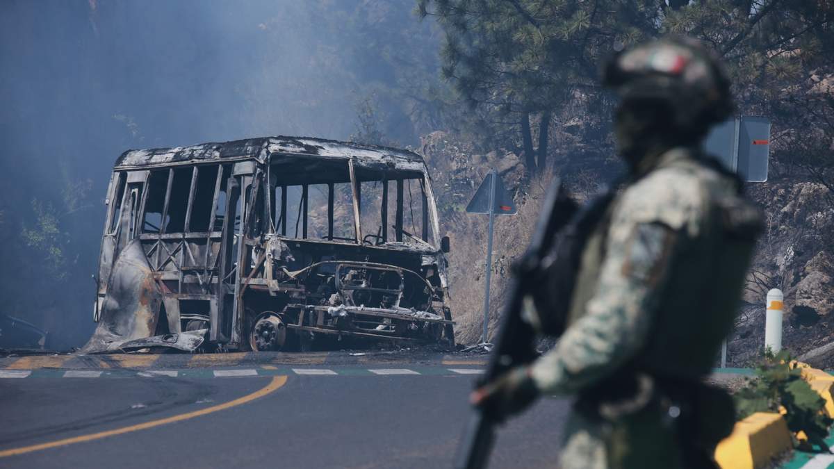 Un soldado monta guardia ante un vehículo calcinado en Cointzio, Michoacán