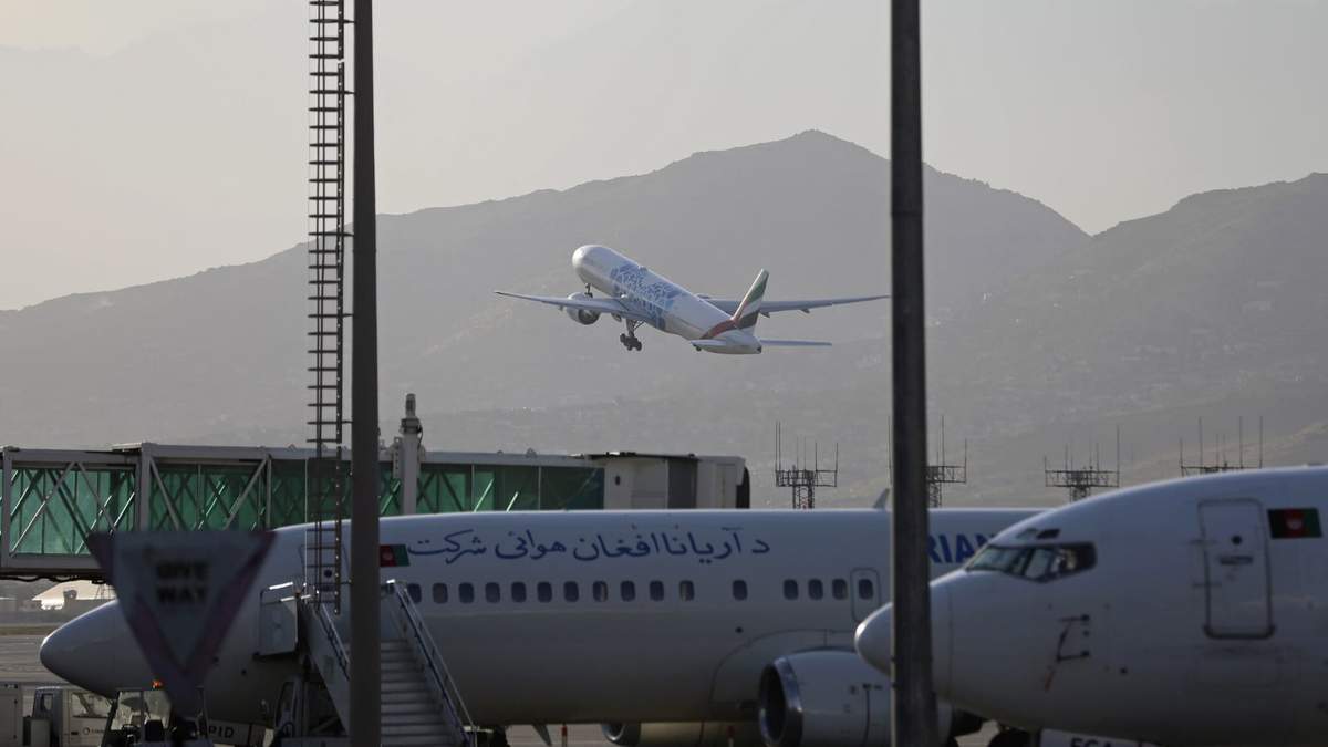 Un avión despega del aeropuerto de Kabul. Fuente: (Twitter)