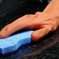 Si el mármol de tu mesada se volvió opaco, devolvele el brillo y dejalo como nuevo con este truco casero