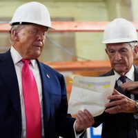 Con amenaza de acusación penal, Trump escala su pugna contra el presidente de la Fed