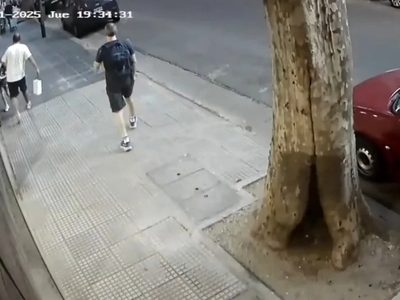 Impactante video en el que un joven patea a una nena en la calle