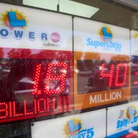 Jugadores de lotería Powerball compartirán premio mayor de casi $1.800 millones de dólares