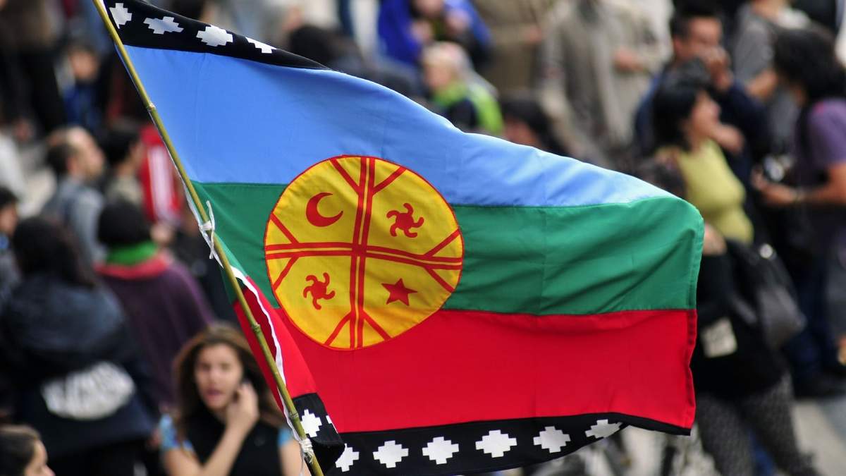 Imagen ilustrativa de la bandera del pueblo mapuche. Fuente: (Twitter)