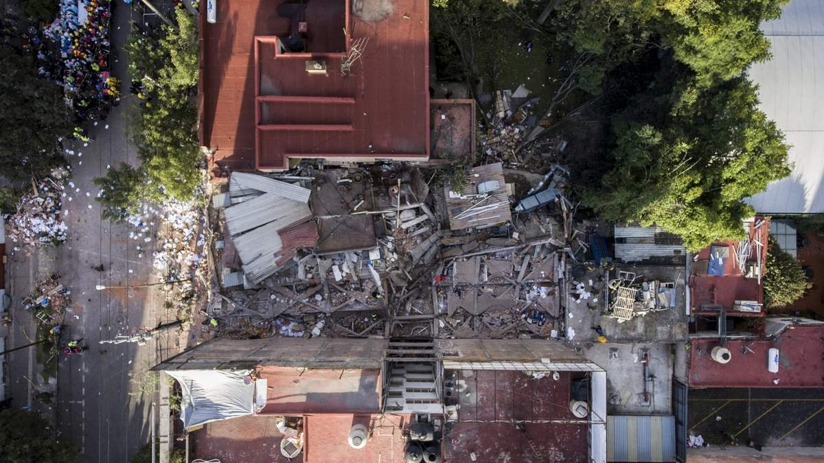 Vista aérea de un edificio derrumbado por el sismo en la calle de Puebla en la colonia Roma
