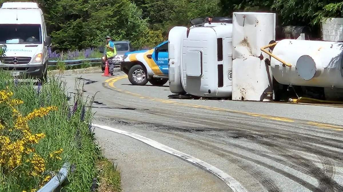 Un camión volcó en la RN 40, vía de los Siete Lagos. Fuente: (Facebook)