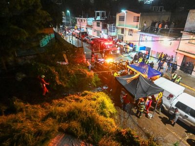 Mueren un adulto y cinco menores por desgajamiento de cerro en Naucalpan (Video)