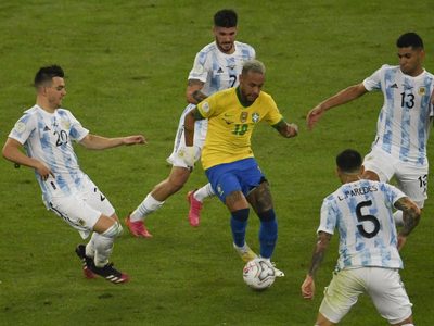 Rivales, pero amigos: el tierno gesto de Neymar con un jugador de la Selección Argentina