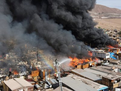 Un gran incendio en Chile destruyó 100 viviendas en un barrio humilde