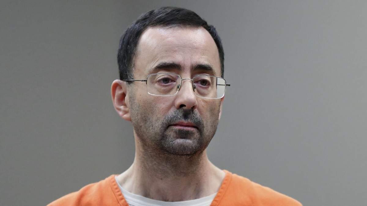 Fotografía de archivo del 22 de noviembre de 2017, el doctor Larry Nassar compareciendo ante un tribunal en Lansing, Michigan. Nassar está en prisión por abusar sexualmente de gimnastas. (Foto AP/Paul Sancya, Archivo