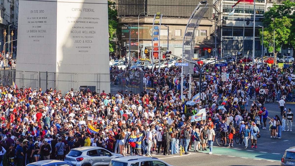Venezolanos residentes en Argentina celebraron la captura de Maduro en el Obelisco.