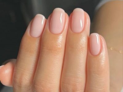 Manicura minimalista que siempre funciona: uñas en tonos claros para un look elegante y natural