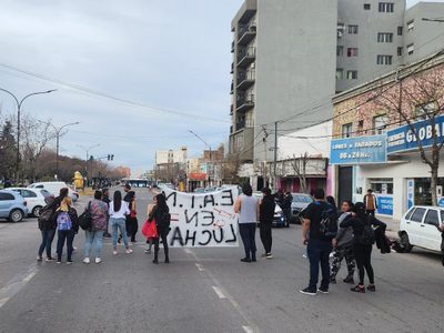 Estudiantes de la Escuela de Enfermería tomaron el edificio y cortaron la calle Sarmiento