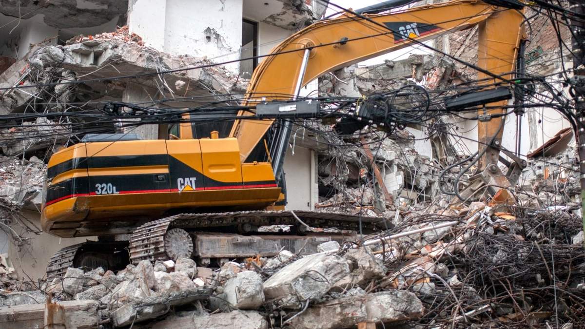 Demolición de un edificio afectado por el sismo del 2017 ubicado en la calle de Sonora esquina con Parque México Col. Condesa, CDMX