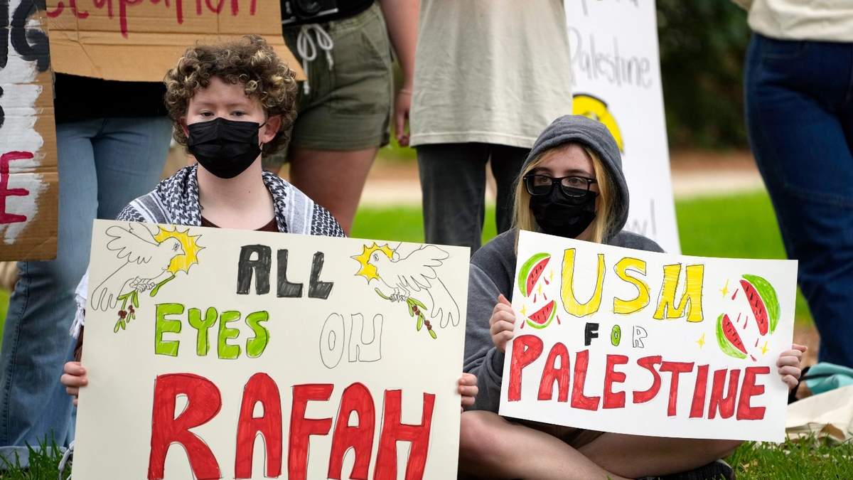 Estudiantes y simpatizantes de la Universidad del Sur de Mississippi en una protesta contra la guerra en Gaza