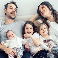 Tres son multitud: a Paula Chaves se le desbordó la casa y encontró un tierno método para revertirlo