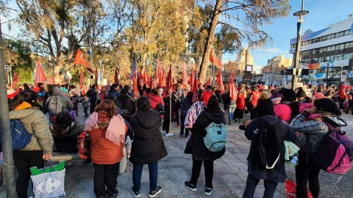 Mientras se realiza la reunión en Desarrollo Social, los militantes esperan en Avenida Argentina. Fuente: Facebook.