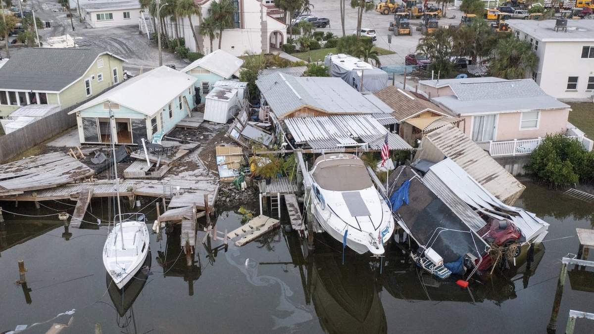 Casas dañadas y un vehículo caído al agua tras la marejada ciclónica provocada por el huracán Helene en Madeira Beach, Florida
