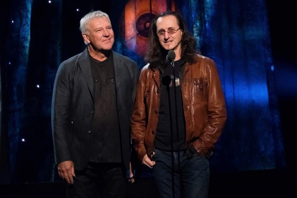 Alex Lifeson, a la izquierda, y Geddy Lee, de la banda Rush, aparecen en la ceremonia de incorporación al Salón de la Fama del Rock and Roll 2017, el 7 de abril de 2017, en Nueva York.