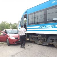 Embistió con su auto a una formación del Tren del Valle en un paso a nivel en Neuquén