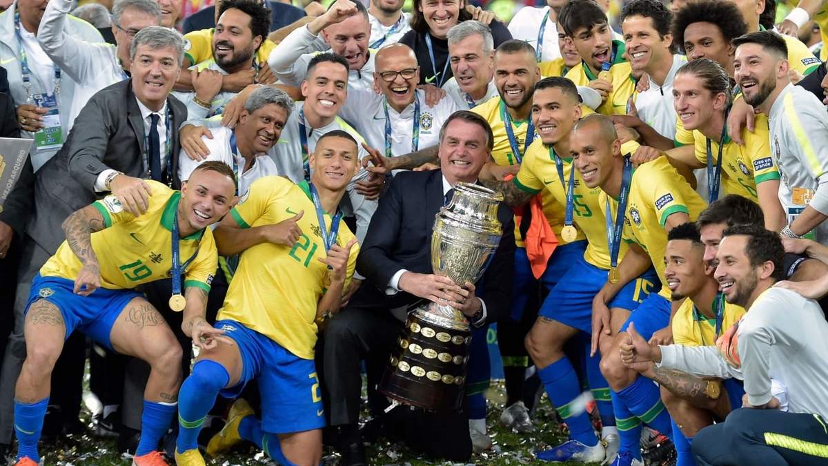 Jair Bolsonaro junto a la delegación deportiva de Brasil. Fuente: (Twitter)