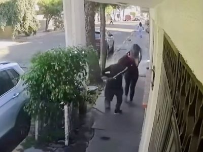 Exhiben en video a sujeto que agredió con una nalgada a una mujer cuando salía a trabajar