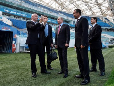 Putin, a lavarse la cara con el balón