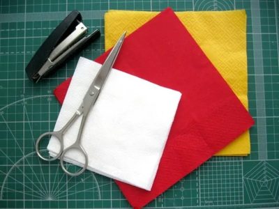 Con servilletas de papel y un poco de café, hacé estas flores rústicas para decorar tu mesa que son un sueño