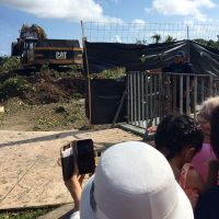 Con resguardo de policías, reanudan devastación de manglar para obras en Cancún