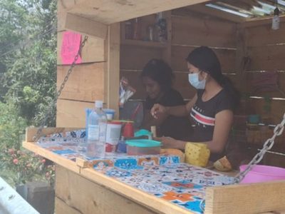 Ahorró dinero de su beca Benito Juárez y ahora Esmeralda emprendió un negocio de raspados