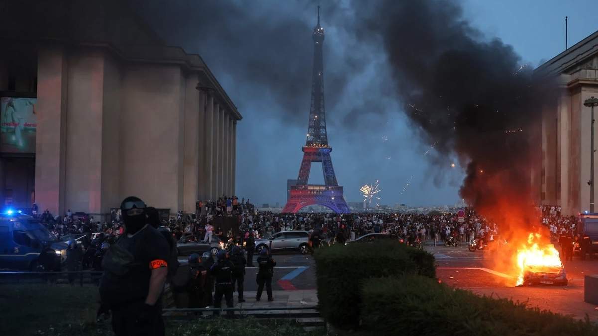 París recibe el desfile del PSG tras disturbios que empañaron la victoria en Champions League