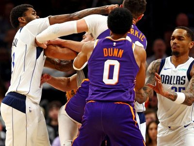Escándalo en la NBA: dos jugadores se agarraron a las piñas en medio de un partido