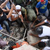 El rescate de los atrapados... entre concreto, ropa y varillas retorcidas