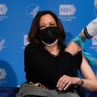 Kamala Harris recibe la segunda dosis de la vacuna contra covid-19 de Moderna