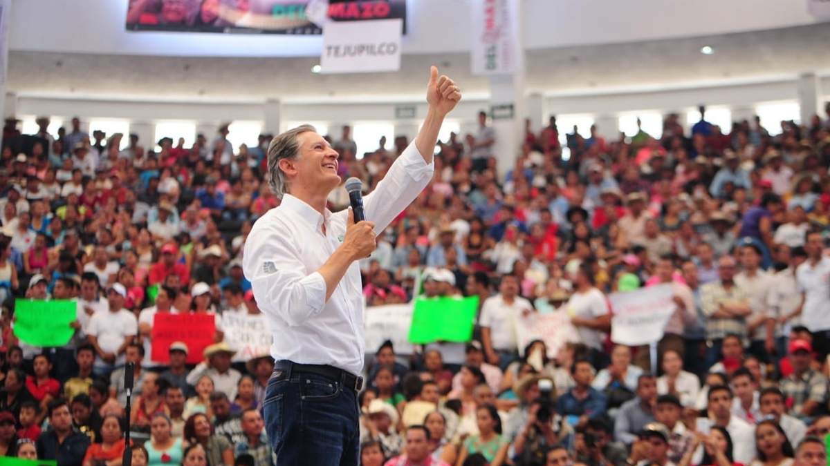 Del Mazo entregaba en eventos multitudinarios las famosas tarjetas de “Salario Rosa” a mujeres de escasos recursos