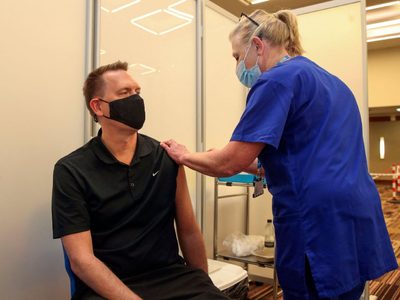 Reino Unido es el primer país en aprobar una vacuna que ataca dos variantes del coronavirus