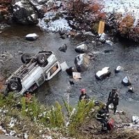 Fuerte vuelco camino a Pino Hachado: un vehículo terminó dentro del arroyo Aichol