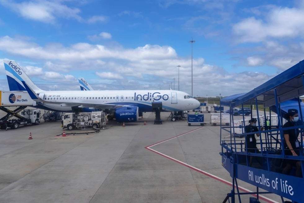 Un avión de la aerolínea de bajo coste india IndiGo recibe servicio en el Aeropuerto Internacional Kempegowda de Bangalore, India, el 16 de septiembre de 2022.