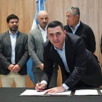 Figueroa firmó acuerdos con municipios para llevar asistencia social a cada rincón de Neuquén