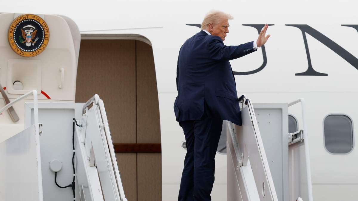 Donald Trump saluda mientras sube al avión oficial Air Force One en la Base Conjunta Andrews, Maryland