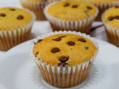 Con 1 kg de harina hacé más de 30 muffins de chocolate y dulce de leche súper económicos, ideales para freezar o vender